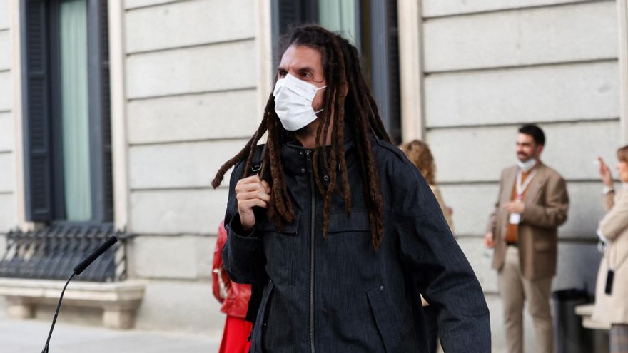 El diputados de Unidas Podemos Alberto Rodríguez en la entrada del Congreso de los Diputados en una fotografía de archivo. EFE/Chema Moya