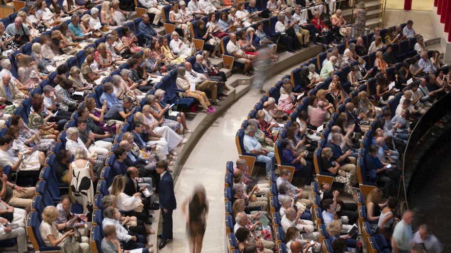 Público en el Palacio de Festivales de Santander para asistir a un espectáculo del FIS.