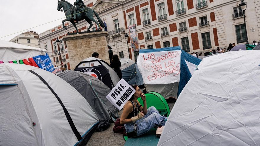 Varias personas durante la acampada en por la vivienda, en la Puerta del Sol, a 28 de septiembre de 2026, en Madrid (España).