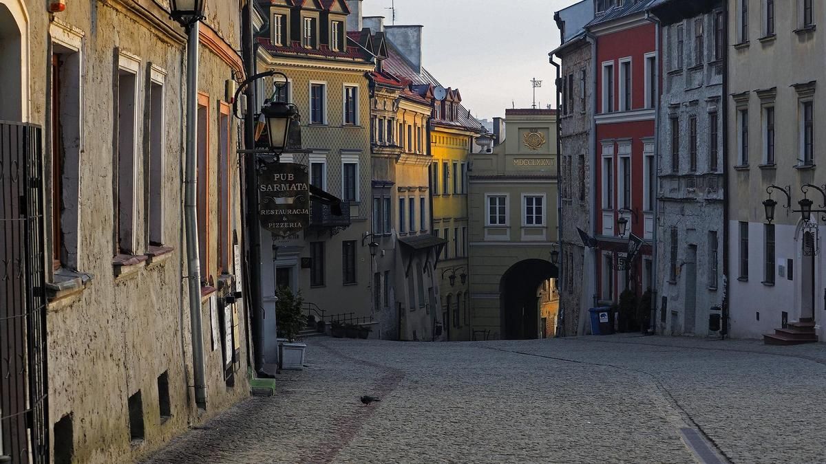 Calle Grodzka. Esta es una de las vías de acceso al casco histórico de Lublin.
