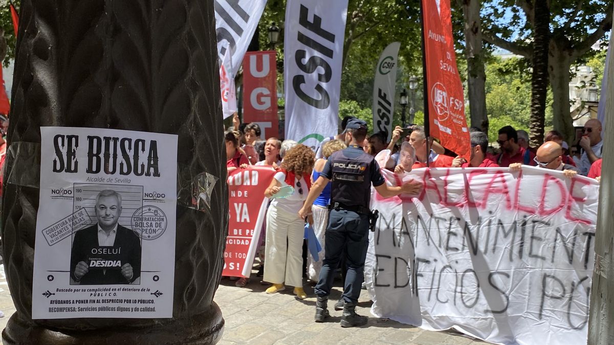 Concentración a las puertas del ayuntamiento mientras se celebraba el pleno.