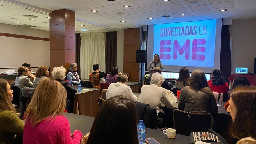Una integrante de EME ofrece una charla formativa