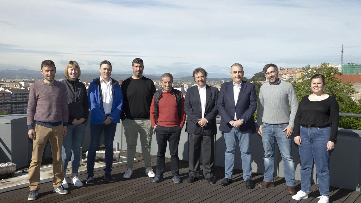 Los consejeros de Medio Ambiente, Roberto Media, y de Desarrollo Rural, Pablo Palencia, con representantes de los centros de interpretación