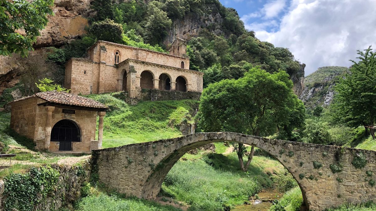 Al llegar a los pies del desfiladero, el visitante se topa con un conjunto monumental de gran belleza y que sirve de antesala al núcleo urbano de Tobera