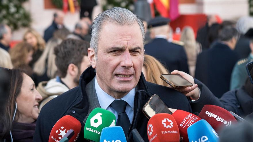 El exportavoz de Vox en el Ayuntamiento de Madrid, Javier Ortega Smith, atiende a los medios durante un acto.