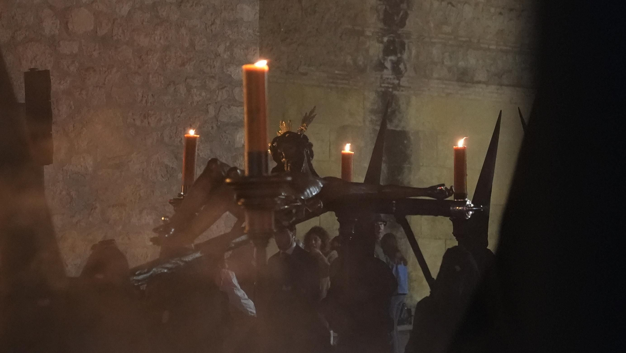 La salida procesional del Via Crucis, en imágenes