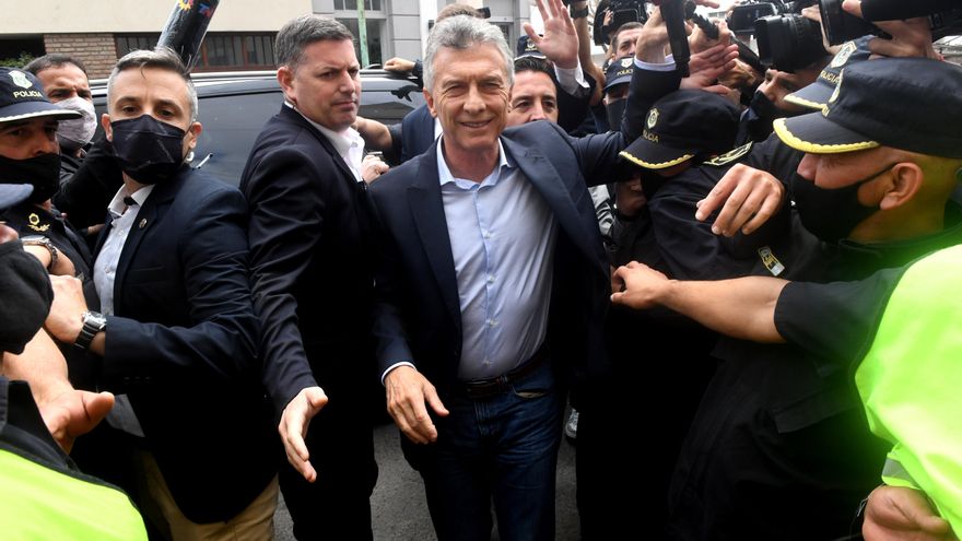 Macri agarró y tiró al suelo un micrófono de C5N: el repudio de ADEPA y FOPEA y las disculpas del expresidente en Twitter