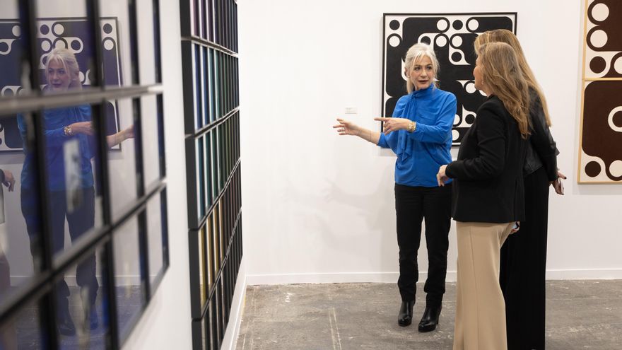La consejera de Cultura y Deporte de la Junta de Andalucía, Patricia del Pozo anuncia en el pasado ARCO las adquisiciones públicas de once obras de nueve creadores nacidos o vinculados a Andalucía