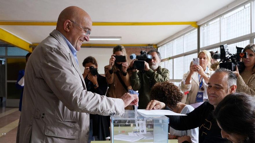 Jesús Julio Carnero mete la papeleta en la urna-28M