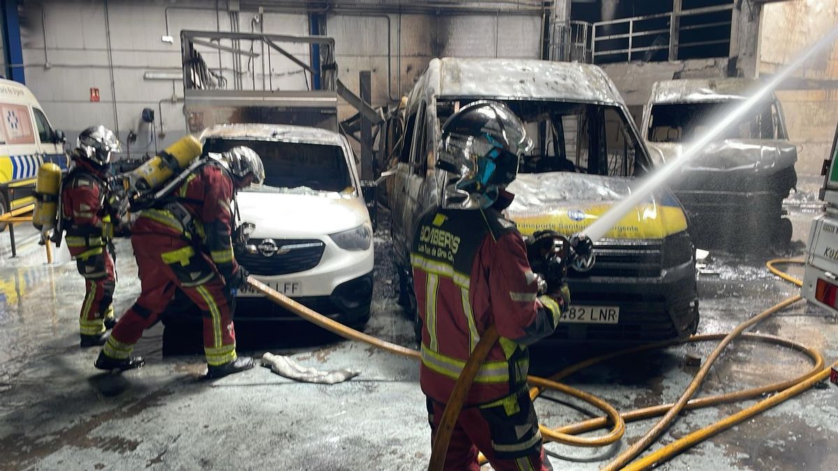 Los bomberos, actuando en el interior de la nave incendiada.