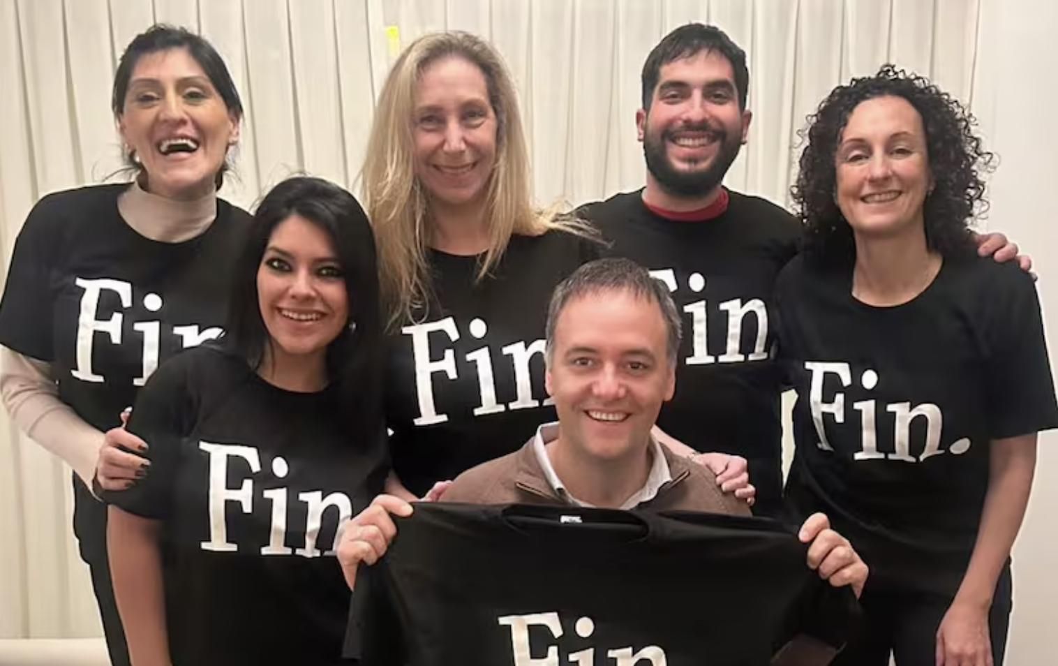 Mara Gorini (parada a la derecha), junto con Karina Milei, Manuel Adorni y empleados de la Casa Rosada.