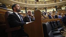 Abascal y los diputados de Vox ocupan los escaños habituales del PSOE en el Congreso, detrás de Pedro Sánchez