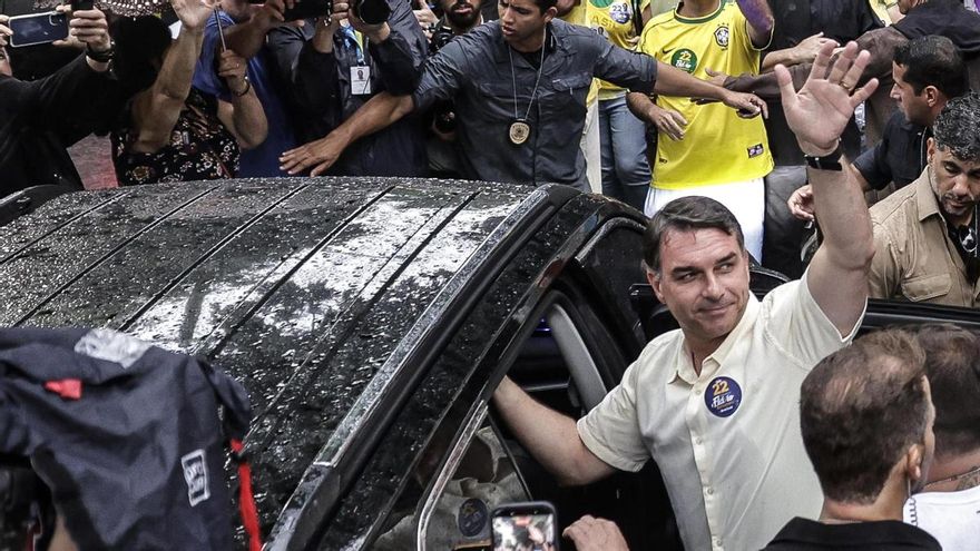 Cómo fue la huida de Flávio Bolsonaro y por qué se ha escapado a EEUU tras acariciar la presidencia de Brasil
