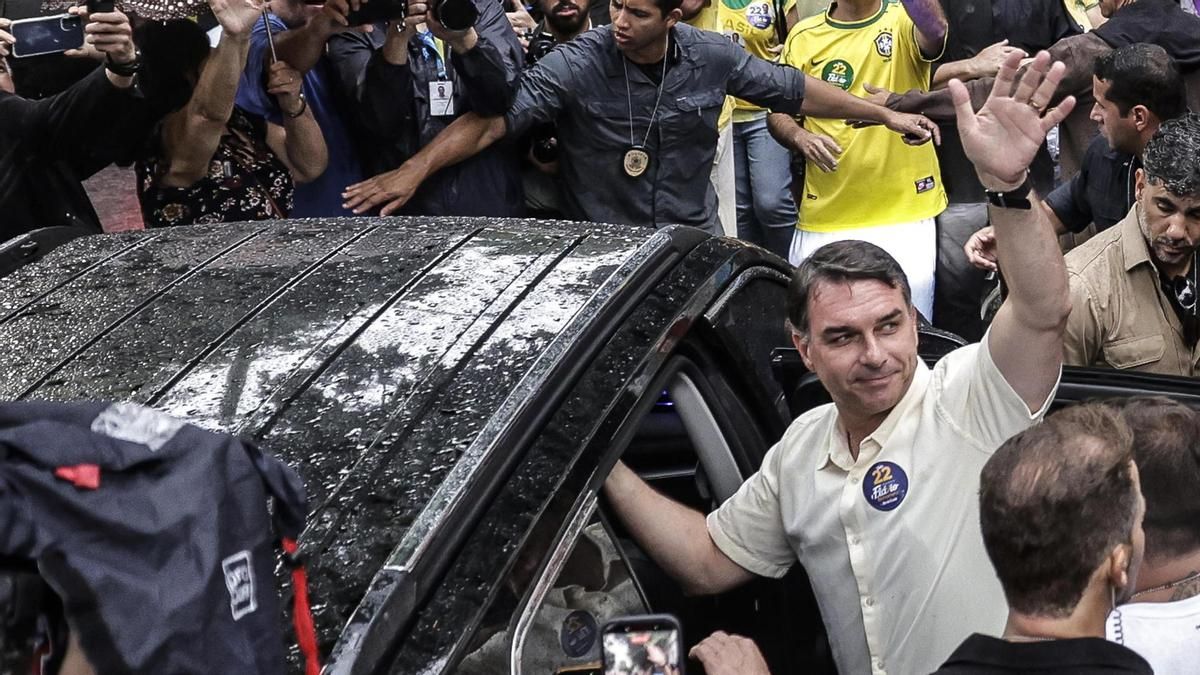 Cómo fue la huida de Flávio Bolsonaro y por qué se ha escapado a EEUU tras acariciar la presidencia de Brasil