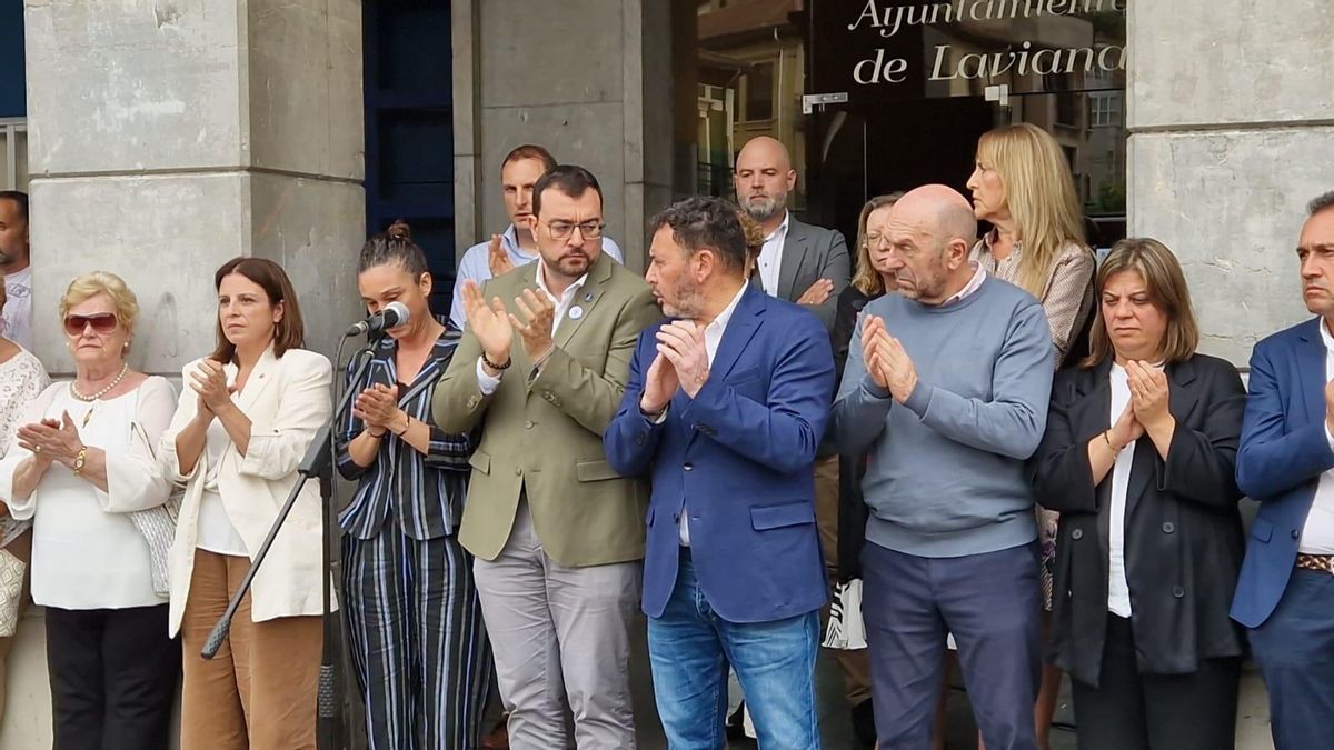 Un momento de la concentración de condena, este jueves, por el asesinato de Dolores, ante el Ayuntamiento de Laviana.