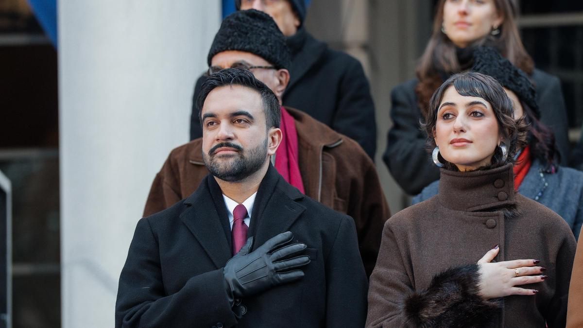 El alcalde de la ciudad de Nueva York, Zohran Mamdani, escucha el himno nacional junto con su esposa Rama Diwaji durante su toma de posesión como alcalde en Nueva York, Nueva York, EE. UU., el 1 de enero de 2026. EFE/EPA/Taurat Hossein