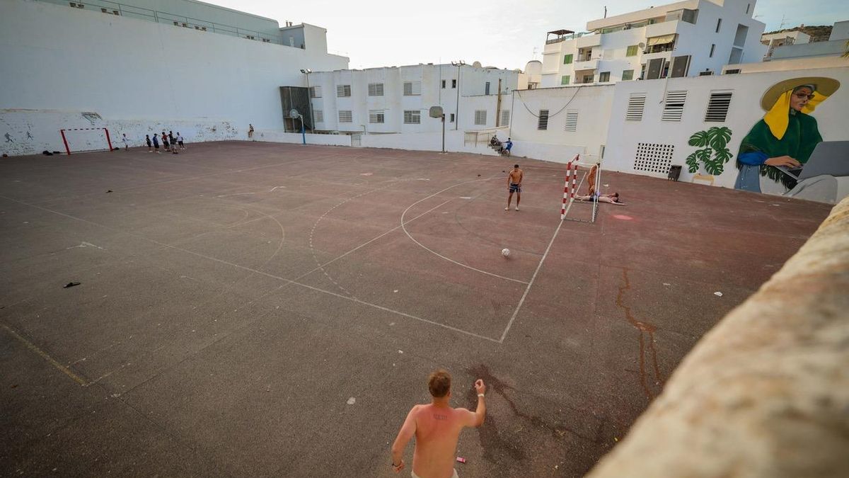 La mitad del campo, para los chicos del pueblo; la otra mitad, para los turistas en estado de embriaguez.