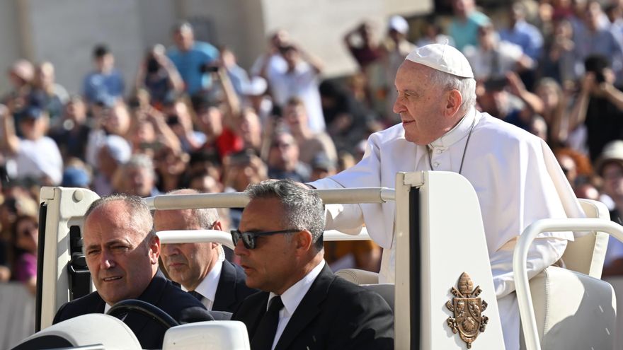 El papa Francisco a su llegada hoy para dirigir su audiencia general de los miércoles en la Plaza de San Pedro en el Vaticano. EFE/EPA/CLAUDIO PERI