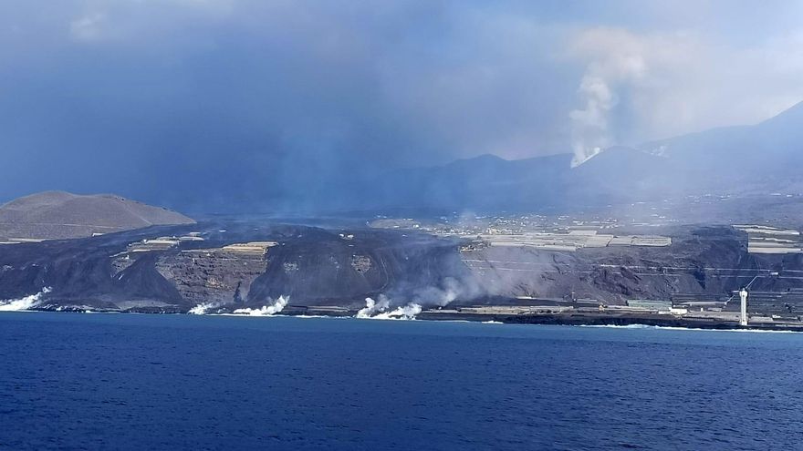 Un la imagen se observa como una tercera colada vierte al mar sobre la antigua fajana del volcán SanJuan, en la zona de la playa de El Charcón.