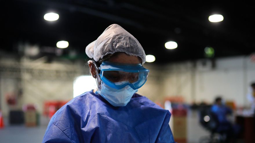 Una trabajadora de la salud realiza hoy exámenes de covid-19 en Buenos Aires (Argentina). EFE/Juan Ignacio Roncoroni