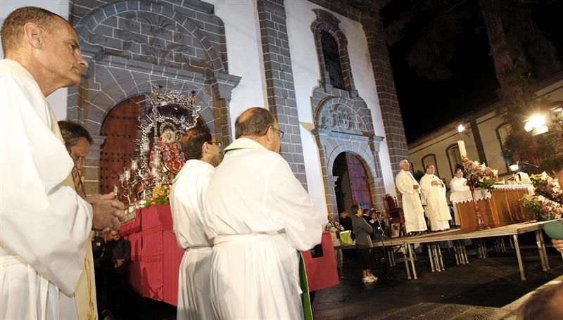 Salida de la Virgen del Pino de su Basílica en Teror para encaminarse a Las Palmas de Gran Canaria, en la 51 "bajada" que realiza, un acontecimiento religioso que no se producía desde hace 14 años y que ha reunido a miles de personas en la villa mariana para acompañar a la imagen durante el trayecto. EFE/Elvira Urquijo A.