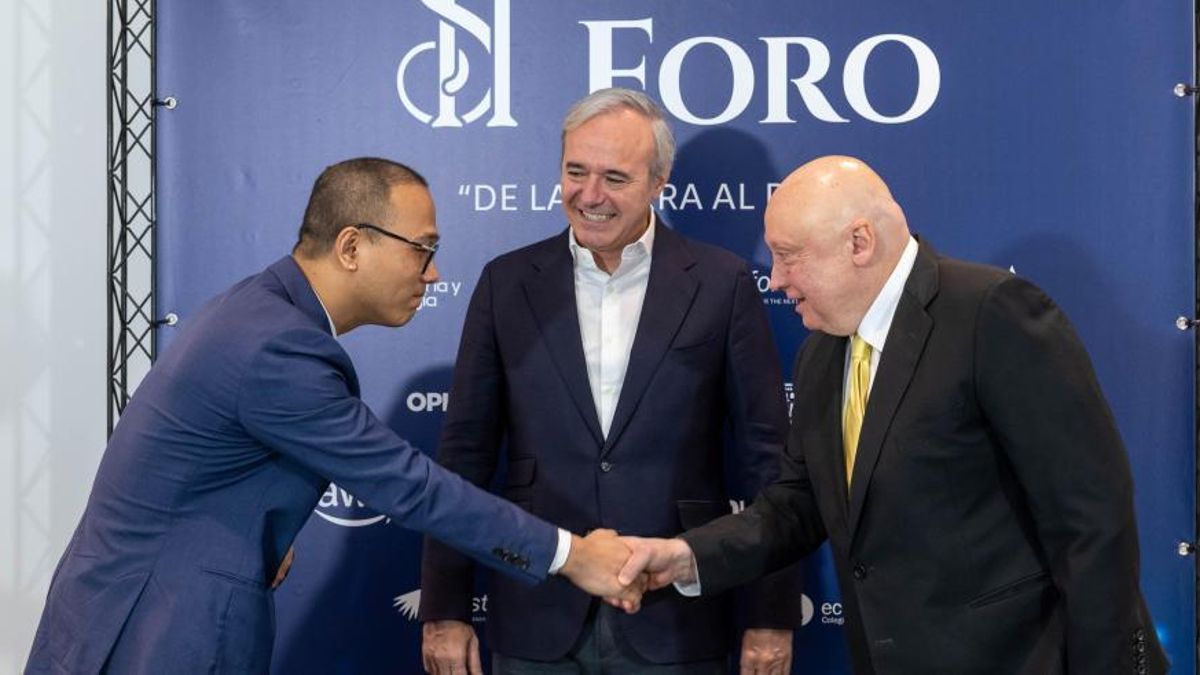 Azcón presidiendo la firma del acuerdo entre Forestalia y la china CGE.