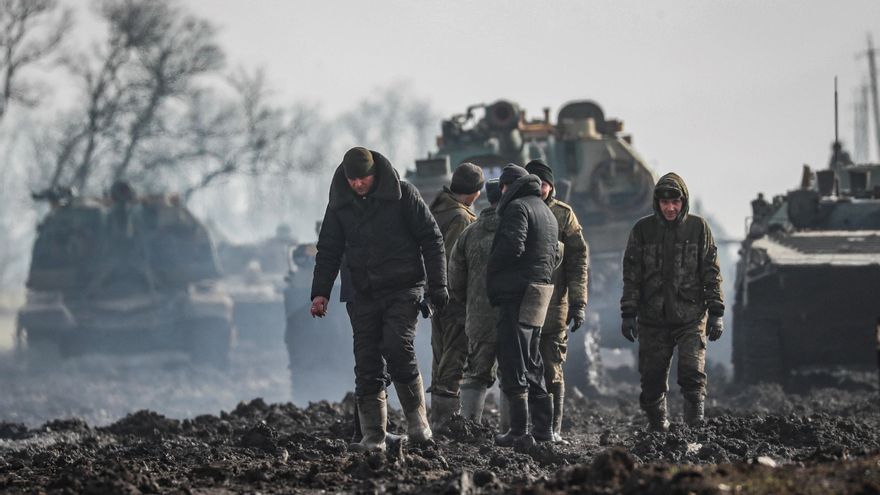 Militares rusos y vehículos blindados en la carretera de la región de Rostov, Rusia, el 22 de febrero de 2022.