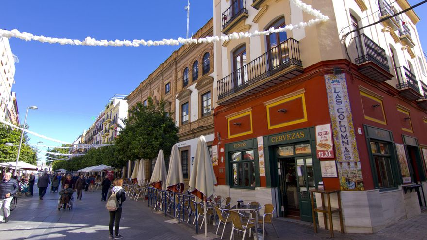 Calle San Jacinto. Esta vía ejerce de avenida del barrio de Triana.