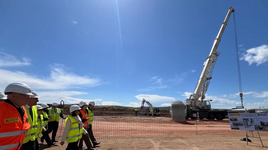 Defensa asegura que las obras de la base logística van en plazo y que se generarán 1.700 empleos