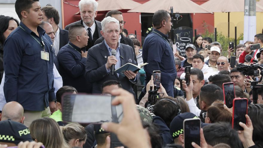 El expresidente Uribe homenajea en el lugar del atentado al asesinado senador Uribe Turbay