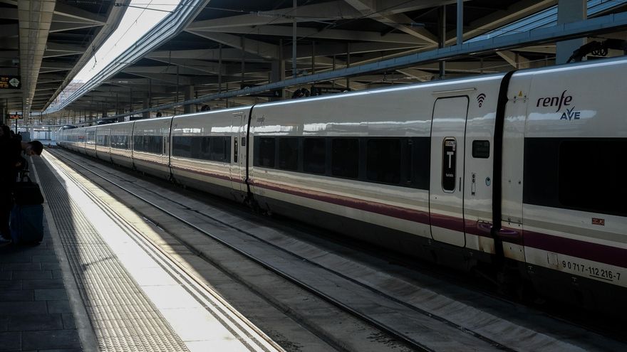 Archivo - Una tren de AVE de Renfe estacionado en las vías de la Estación de Atocha