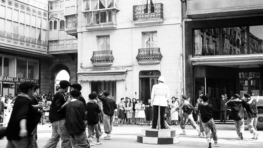 Los blusas, alrededor de un guardia, en 1958