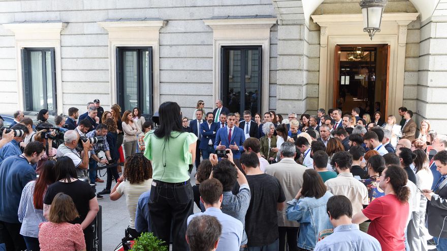 Archivo - El presidente del Gobierno, Pedro Sánchez, ofrece declaraciones a los medios, tras finalizar una sesión plenaria.