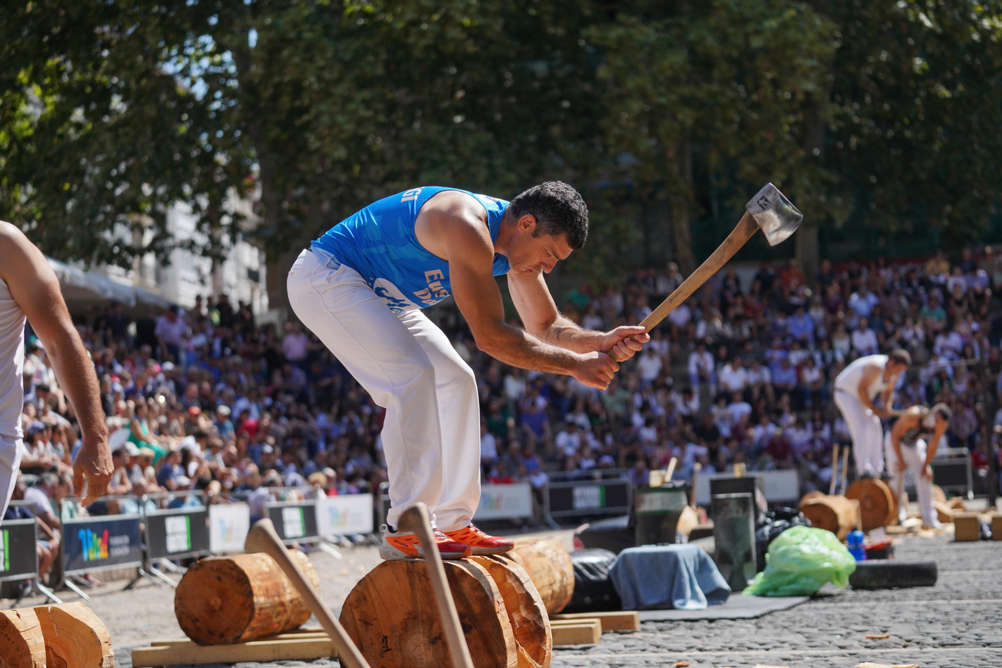 'Herri kirolak' en la plaza de los Fueros, durante las fiestas de La Blanca de 2024