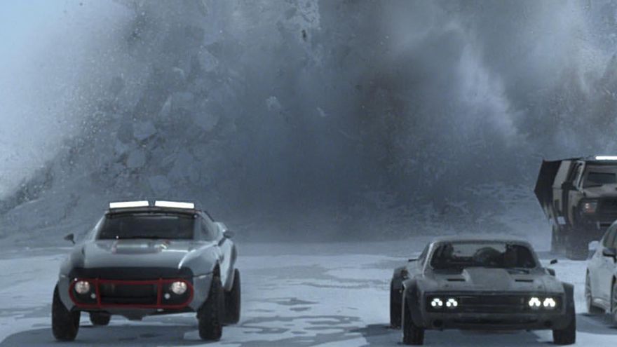 Coches contra submarino en una de las persecuciones más emblemáticas de los últimos filmes de la saga