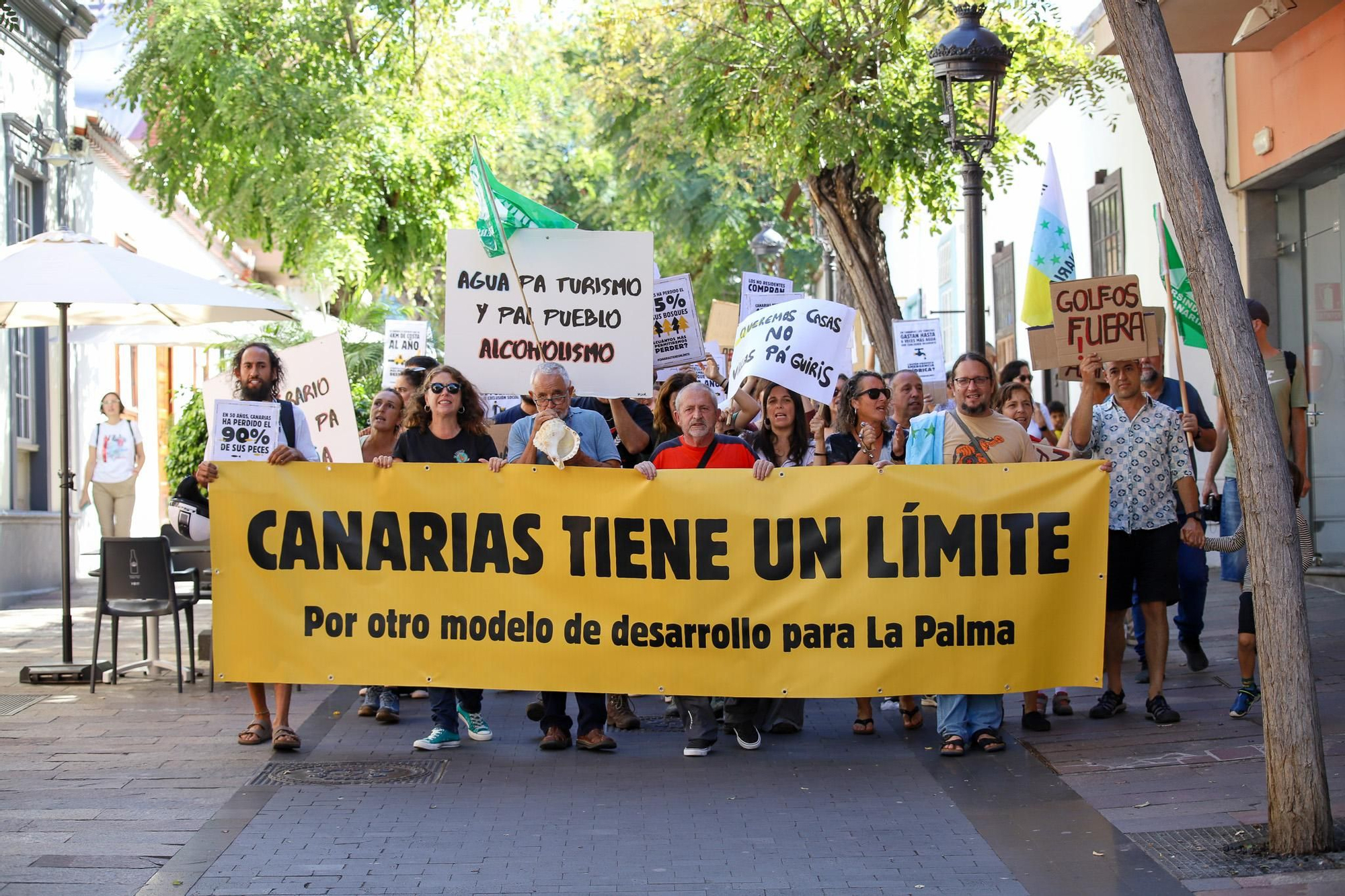 Manifestación en Los Llanos de Aridane bajo el lema 'La Palma tiene un límite'. EFE/LUIS G. MORERA