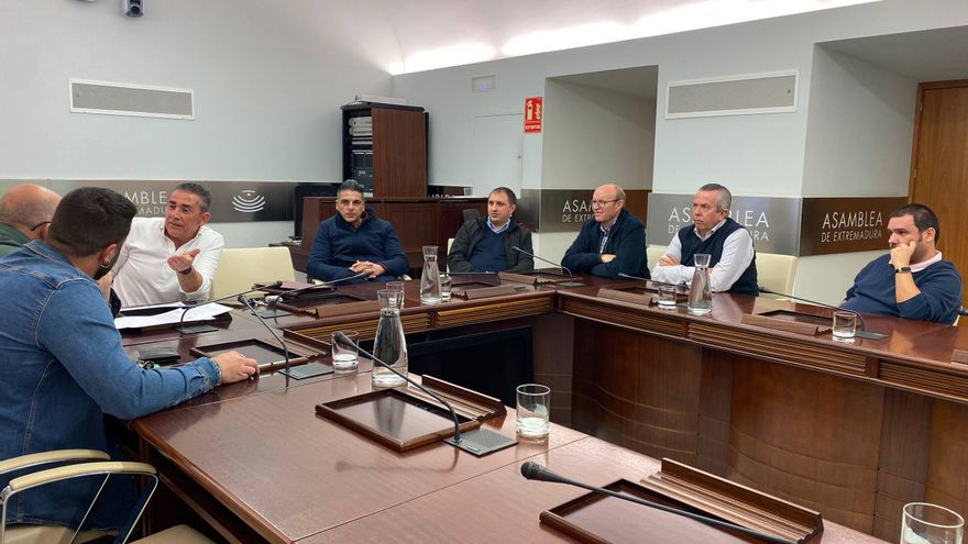 Siete trabajadores de LEDA, sin autobuses que conducir y de baja por ansiedad: "Somos una empresa de autocares sin autocares"