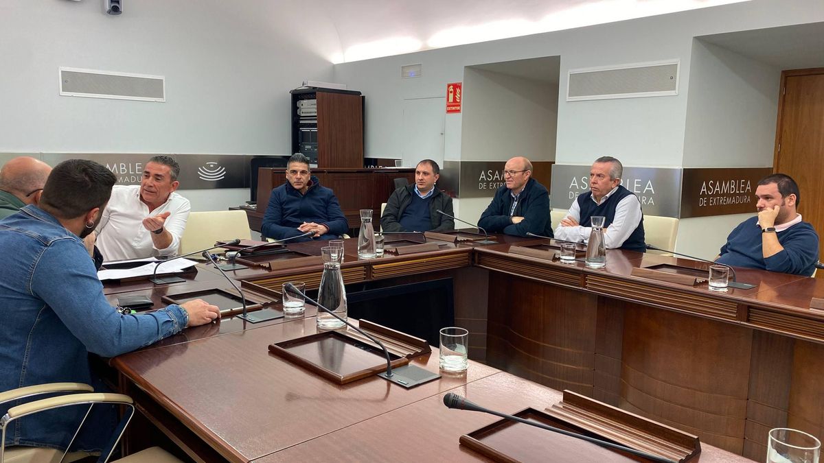 Siete trabajadores de LEDA, sin autobuses que conducir y de baja por ansiedad: "Somos una empresa de autocares sin autocares"