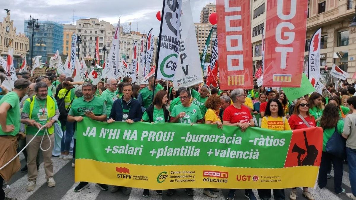 Los representantes de los sindicatos convocantes, STEPV, CCOO, UGT y CSIF, en la cabecera de la manifestación por la educación pública.