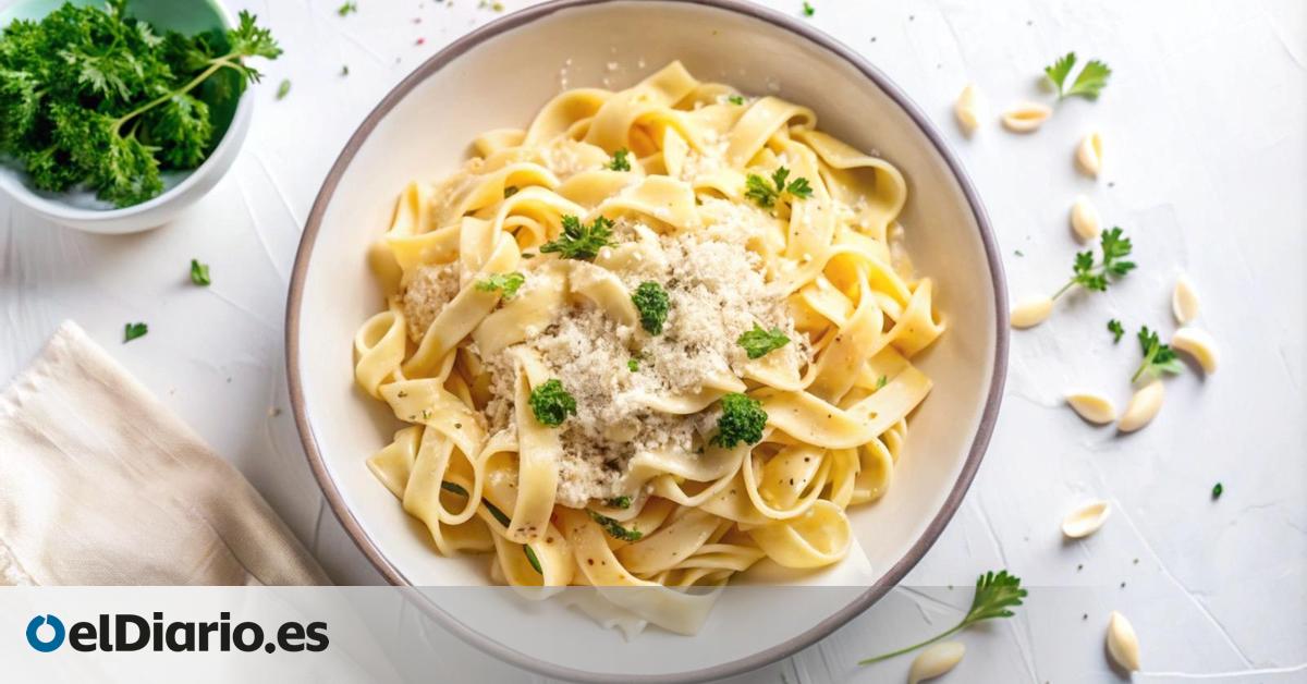 Tres platos con salsa Alfredo, la receta cremosa que es perfecta para acompañar la pasta