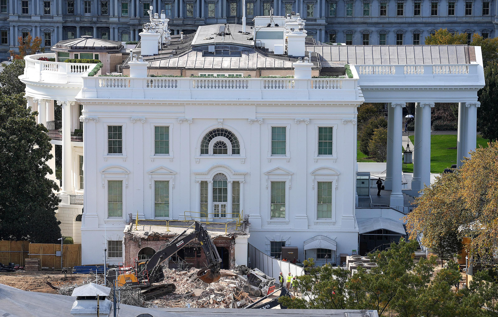 Una excavadora trabaja para retirar los escombros tras la demolición del Ala Este de la Casa Blanca, el 23 de octubre de 2025 en Washington, DC.