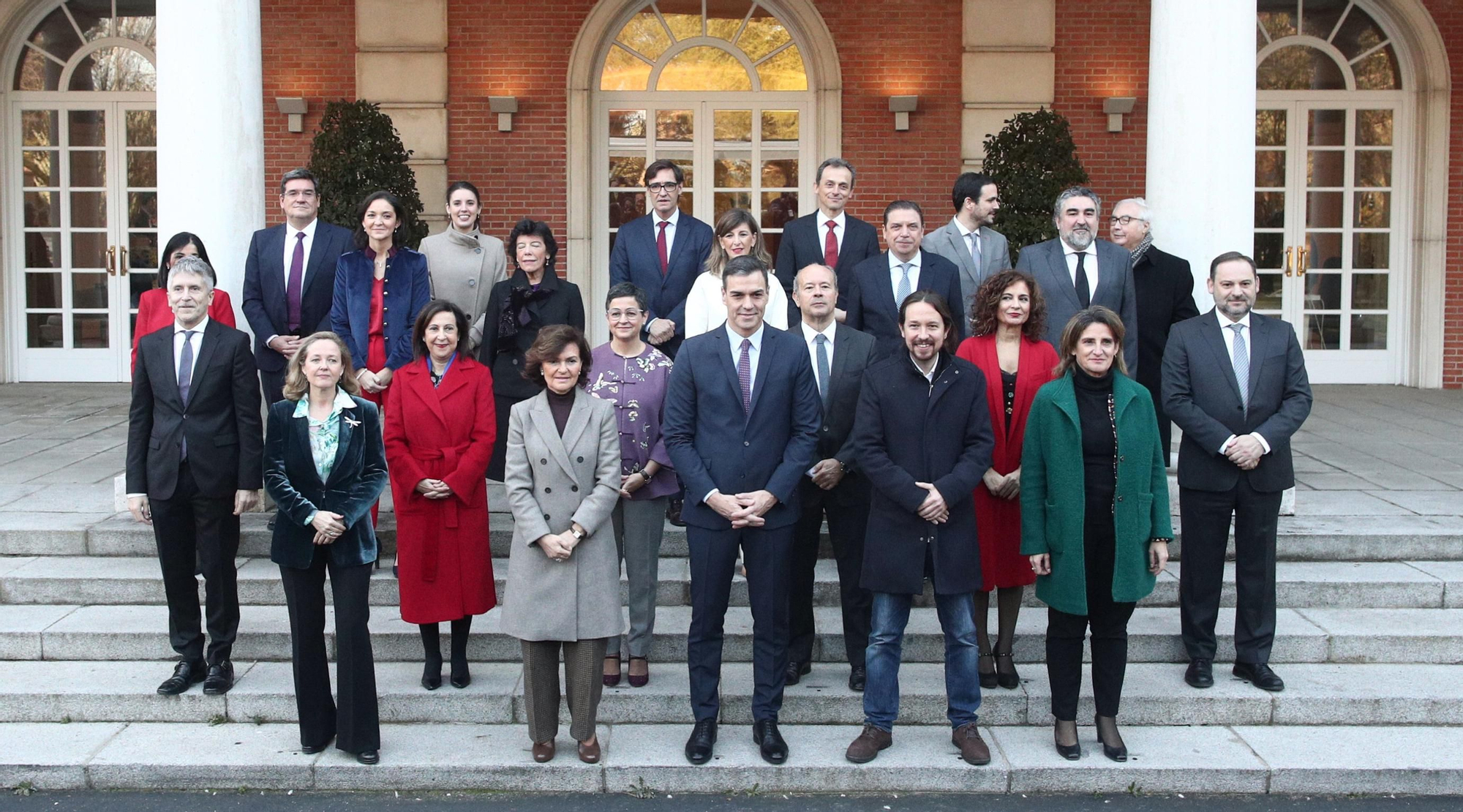 Primera foto de familia del nuevo Gobierno tras el Consejo de Ministros.