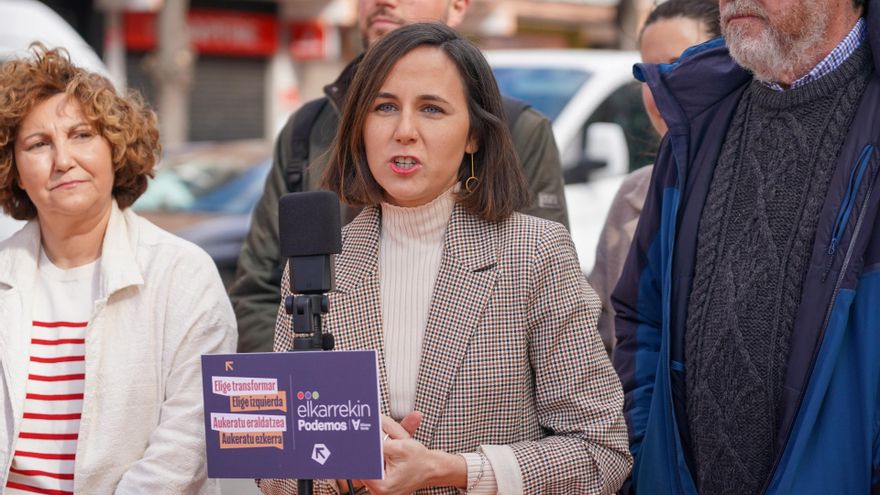 La secretaria general de Podemos, Ione Belarra, junto a la coordinadora de Elkarrekin Podemos, Pilar Garrido, y el candidato por Álava, Juantxo López de Uralde, en Vitoria-Gasteiz