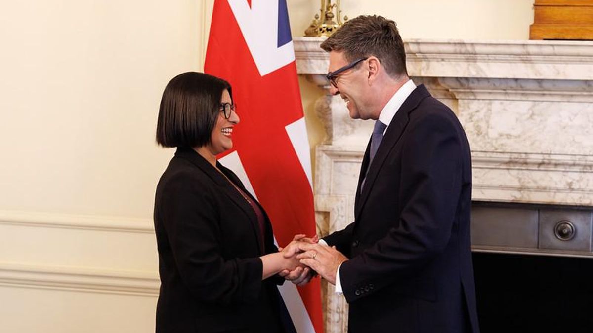 La ministra del Interior, Shabana Mahmood, con el nuevo primer ministro, Andy Burnham, este lunes en Downing Street, Londres.