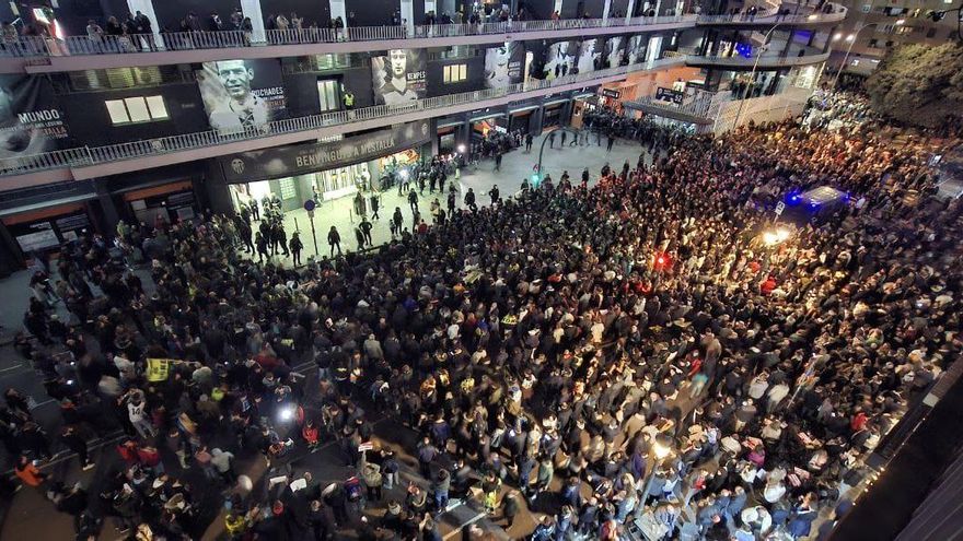Miles de aficionados del Valencia CF se quedan fuera de Mestalla en el inicio del partido contra el Real Madrid como protesta contra Lim