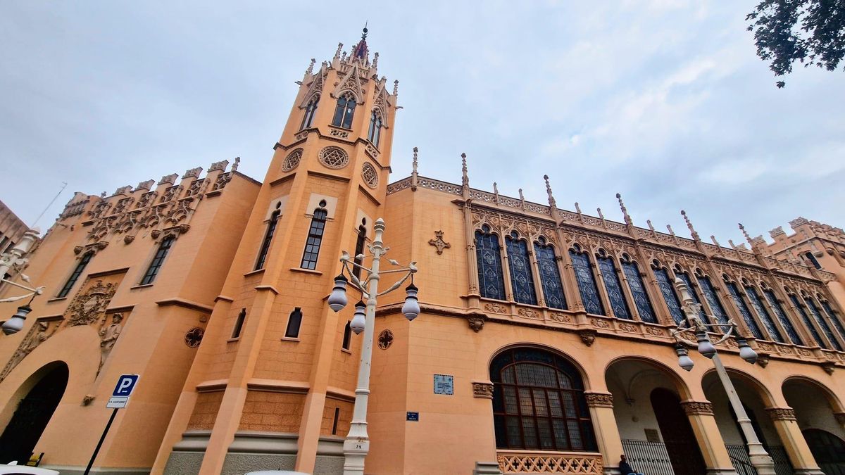 Palacio de la Exposición. En la plaza de Galicia número 1.