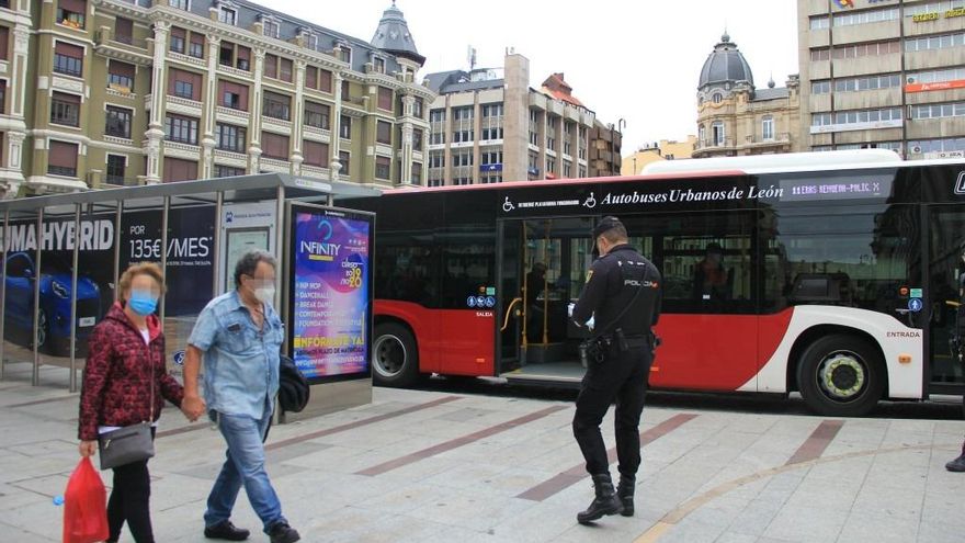 La Policía Nacional repartiendo mascarillas, ante la obligación de llevarlas en todo transporte público.. / C.J Domínguez