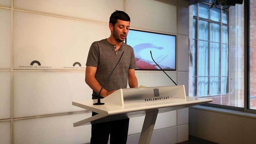 El diputado de la CUP Xavier Pellicer en rueda de prensa en el Parlament