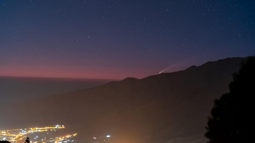 El cometa Neowise, este martes, al atardecer, rozando el perfil de la montaña, recorre el cielo de La Palma