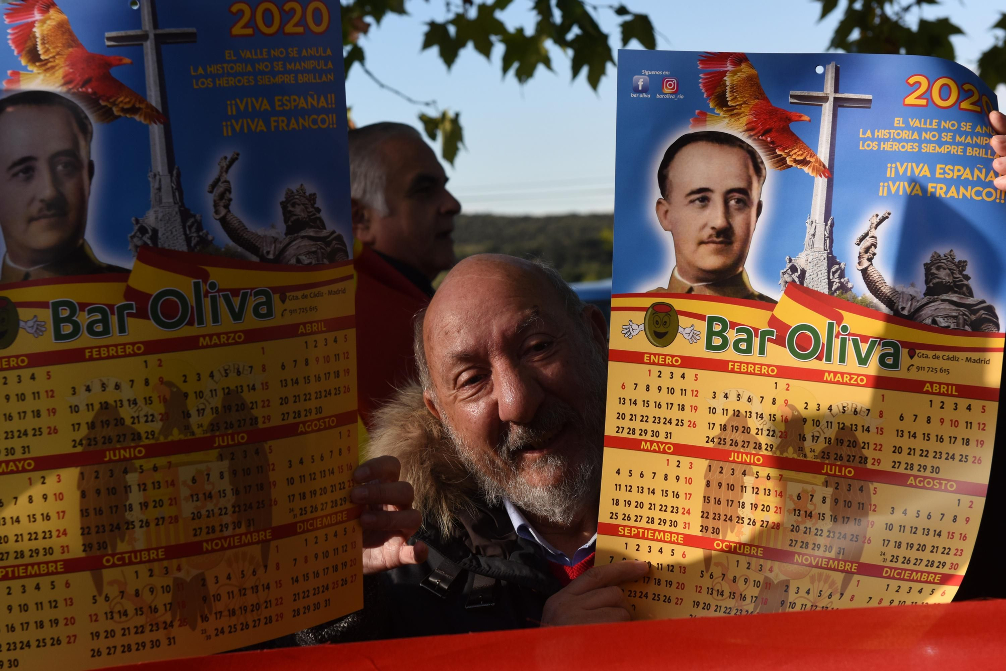 Franquistas con calendarios del dictador frente al cementerio de Mingorrubio
